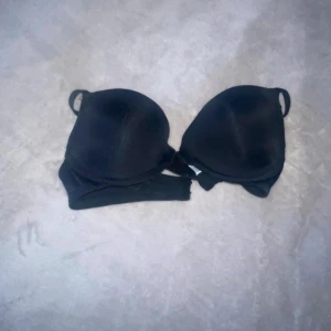 Bh - Säljer denna oanvända bhn, lite push up. Säljer pg att den är för liten för mig, köpte fel storlek!🩷