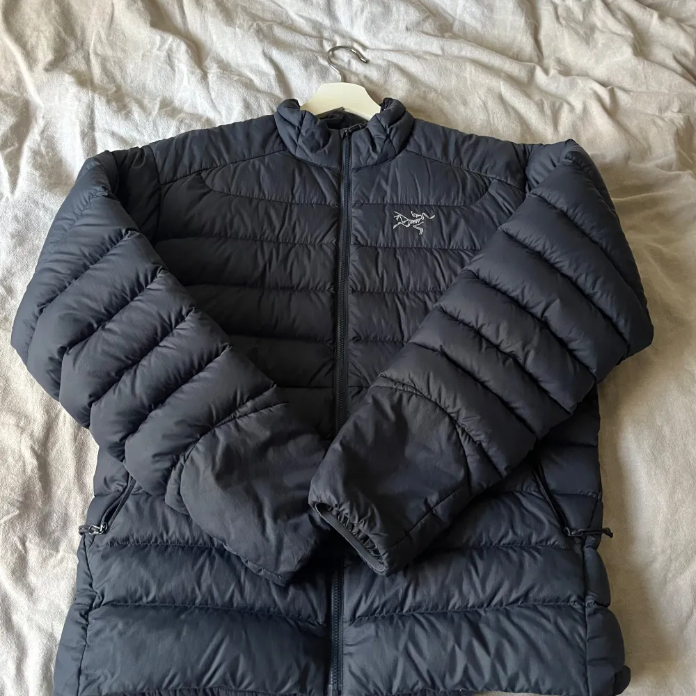 Säljer en fet arcteryx jacka i färgen mörkblå (navy). Dunfodrar så den är riktigt varm. Skit snygg och perfekt till hösten/vintern. Nypris: 4199kr. Jackor.