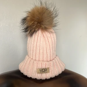 Mössa - UGG mössa med äkta pälsboll. Använd några gånger men fortfarande i bra skick. Stretchigt material.