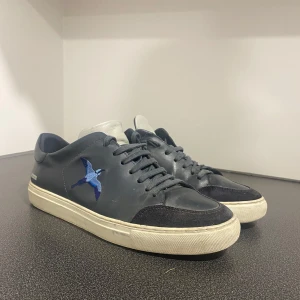 Axel arigato  - Säljer ett par fräcka arigatos! Skick 8/10. De är i bra skick och är sköna. De att den delen vid hälen e lite av och har fått lite färg eller något på den. Nypris: 2400kr,Mitt pris: 600kr