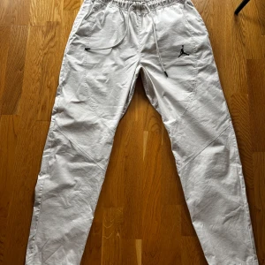 Jordan byxor - Snygga sköna joggers från Jordan. Beigea/Cremevita