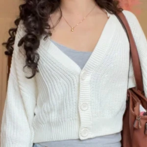 Stickad cardigan  - Säljer denna mysiga vita cardiganen i nyskick!⭐️ skriv om ni har frågor eller liknande 🥰