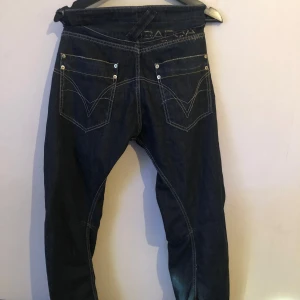 GABBA Jeans stl 30 - Snygga mörkblå vintage jeans u storlek 30/30, straight fit fast lite mer baggy! helt ok skick men tecken på använding. Hör av er vid funderingar eller frågor!