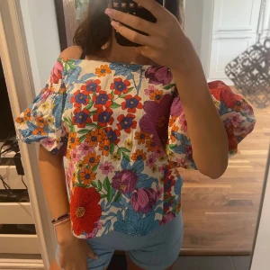 Blommig blus - Skit snygg blommig blus som passar till allt, fest, skola osv. Använd 1 gång, inget tecken på användning!!💗
