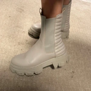 Chunky boots - Beiga boots i storlek 37, använda fåtal gånger 