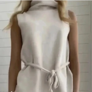 Zara stickad tröja - En kortärmad stickad tröja med snörning slutsåld från Zara💗