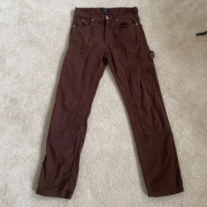 Carpenter - Jeans straight fit - brown - Bruna ”cargo jeans” som är sparsamt använda! ✨  Nypris 829 kr på Zalando! 