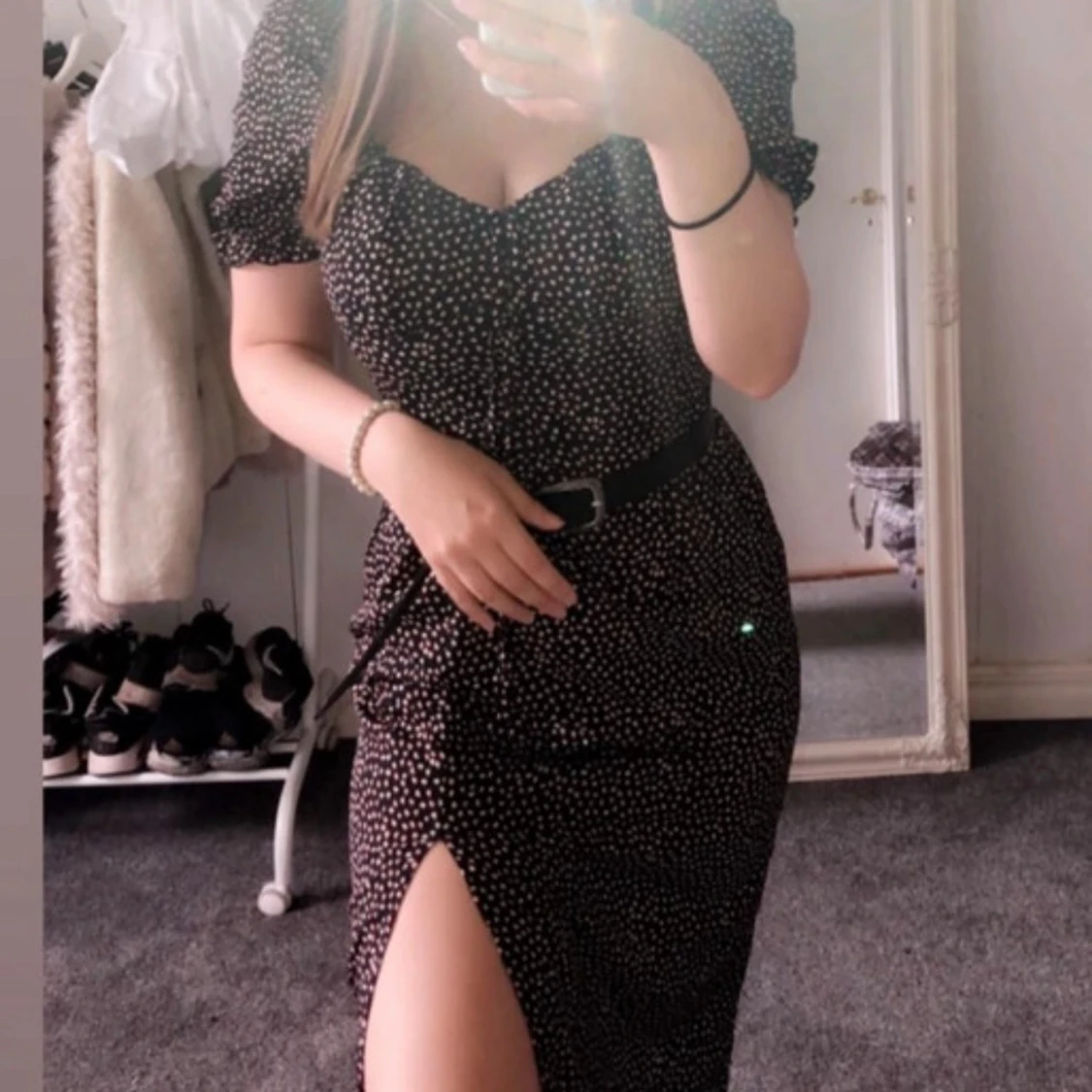 Svart klänning med vita och rosa prickar