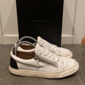 Vita sneakers från Giuseppe Zanotti - Vita giuseppe med box dustbag och kuvert. Perfekta till vintern då dem är läder och håller värmen bra. Bra skick men använda, sulan är lite slipen. Pris inte hugget i sten så skriv om frågor🤩🤩