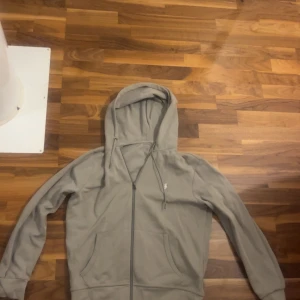 Polo Ralph Lauren zip hoodie - Säljer denna zip hoodie som jag köpte för 1999kr från polos egna hemsida för ett år sen. Har inte används så mycket då den har slutat passa mig. Storlek M