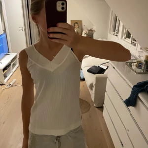 Massimo Dutti linne  - Super söt linne med fina detaljer, skriv vid frågor, funderingar eller flera bilder!! Det är bara att höra av er. 