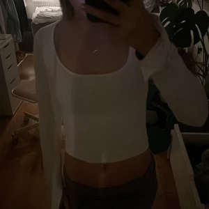 Vit tröja - Säljer denna tröjan eftersom att den är för liten. Den har ett bra skick. 