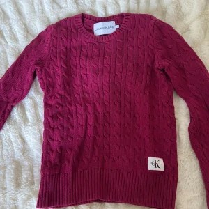 Calvin klein stickad tröja - Calvin klein stickad tröja i vinröd. Fin till hösten 💕💕 Har fler bilder om intresserad 