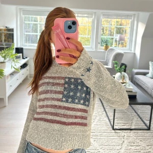 USA tröja - Cool med sliten look, den ör inte nopprig utan ör i ett material som ser nopprigt ut/ textur på materialet ❤️