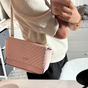 Victoria Secret väska - Superfin rosa Victoria Secret väska. I superbra skick då den endast är använd ett fåtal gånger🩷hör av dig för fler bilder eller vid intresse🩷