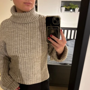 NAKD -Virkad polotröja grå - Virkad polotröja i grå i storlek 36 men uppvikta ärmar💞Tröjan är använd fåtal gånger, i väldigt bra skick!  Tröjan är så varm och skön att bättre nu på vintern💞💕