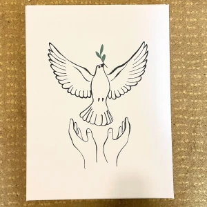Tavla - En minimalistisk teckning av en duva med en olivkvist i näbben, som flyger ovanför två uppsträckta händer. Duvan är ritad i svart med en grön kvist, på en vit bakgrund. Perfekt för den som gillar enkel och symbolisk konst. Måtten är 42x30 cm