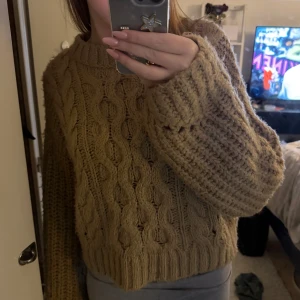 Beige stickad tröja  - En beige stickad mysig tjocktröja, perfekt inför hösten! Säljer den då den inte kommer till användning 