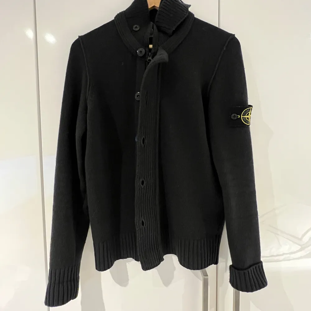 Mörkgrön Stone Island cardigan i bra skicka stolen S. Tröjor & Koftor.