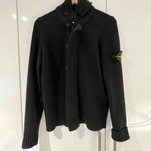 Stone Island cardigan  - Mörkgrön Stone Island cardigan i bra skicka stolen S