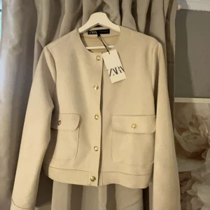 Cardigan  - Säljer denna superfina cardiganen från zara då den inte har kommit till användning. Så den är alltså i nyskick. Den är i storlek M men passar också dom som har xs och s i vanliga fall, då jag har det❤️❤️