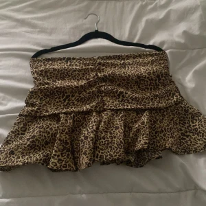 Helt ny kjol med lejopardmönster 🐆🐆 - Köpt på zara med de säljer inte längre aldrig använt för den av gör lite på mig❤️pris kan diskuteras 
