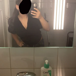 Stickad kofta  - Superfin stickad kofta ifrån Zara. Den är i bra skick och har inga defekter eller så. Den är i M men skulle även säga att den passar S💕