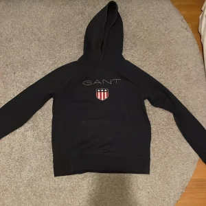 Gant hoodie - Gant hoodie. Använd fåtal gånger. Storlek 170/15 år