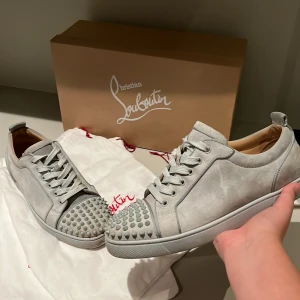 Christian loubotis snkrs  - Säljer nu mina feta loubz eftersom jag e sugen på ngt nytt. Strl 41 sulan e 27cm . Skick 8.5/10 inga defekter. Allt og ingår inkl kvitto! Hör av er vid minsta lilla fråga eller fundering. Pris kan diskuteras vid snabb affär.