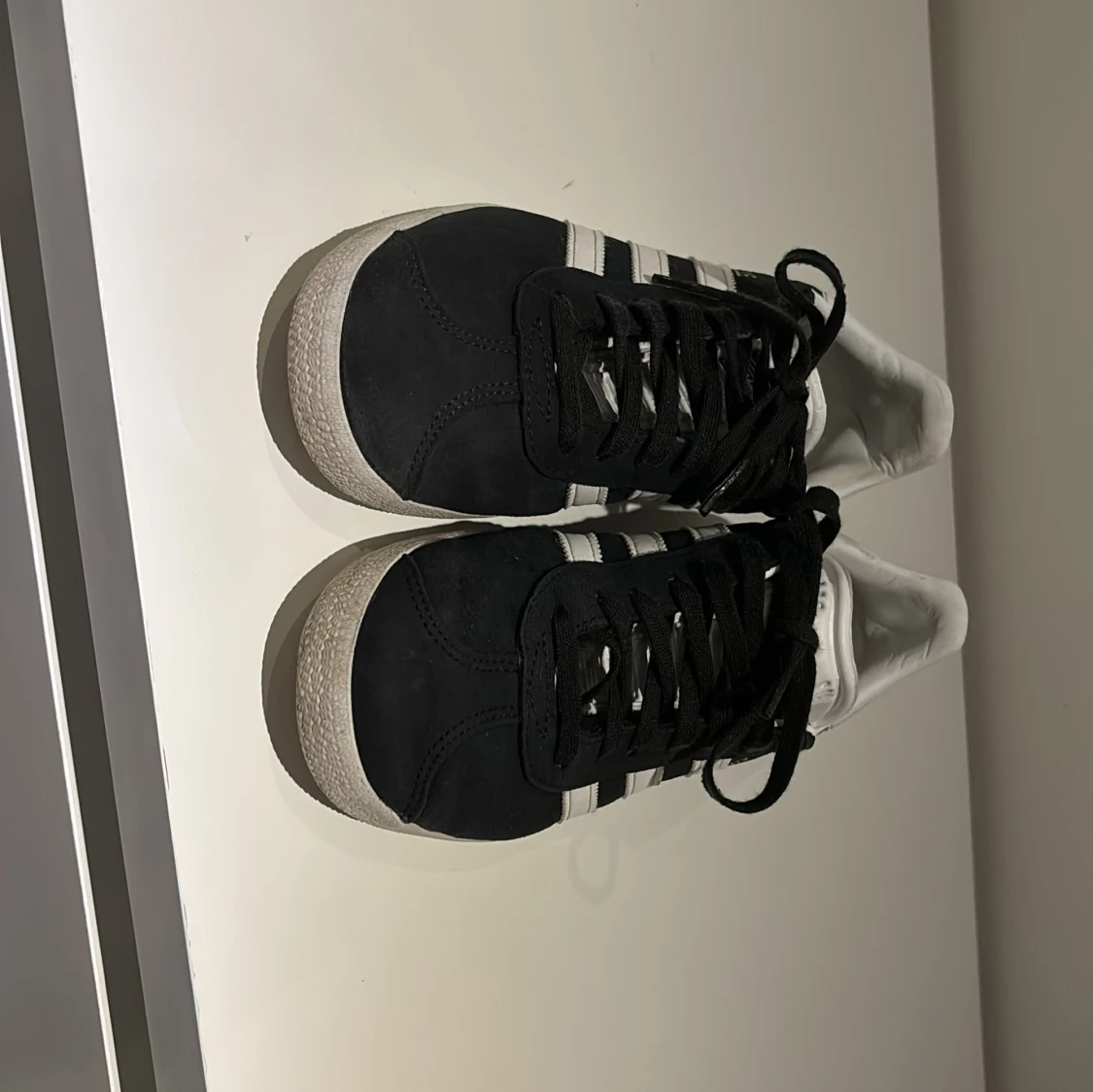 Ett par Adidas skor  - 92