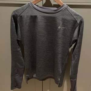 Nike träningströja  - Nike tröja med hål för tummen, storlek xs/s