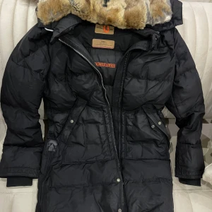 Parajumpers dam vinter jacka i mycket bra skick  - Parajumpers dam vinter jacka i mycket bra skick 