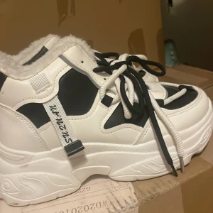 skor , uggs - Varma sköna skor med päls inuti fina. Använd 1 gång