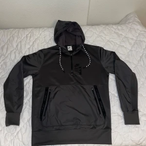 Grå hoodie från Nike Air Max - Säljer en snygg grå hoodie från Nike Air Max. Den har en half zip och är perfekt nu till hösten/vintern🍁❄️. Den är helt ny(har ej kvitto)✅ TVEKA INTE PÅ ATT SKRIVA VID FUNDERINGAR! 