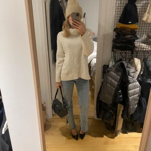 Jeans  - Hej, säljer dessa jeans då dem inte kommer till användning längre ❤️ High waist straight med slits nere vid foten❤️