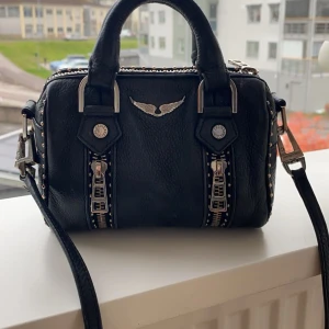 Zadig Voltaire sunny bag mini - Zadig Voltaire väska ny pris 5000 köpt för 1 år sedan ganska använd men ändå bra skick💕Frakt till kommer 