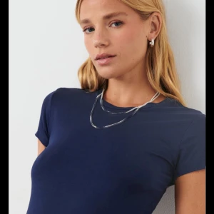 Super fin marinblå tröja - Så fin marinblå tröja med prislapp