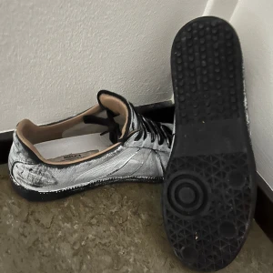 Maison Margiela GATS - Säljer nu dessa feta maison margielas eftersom de är för små. Box och dustbag medföljer. 