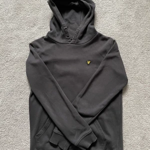 Lyle&Scott luvtröja/hoodie - Tja, säljer nu en snygg och trendig Lyle&Scott luvtröja med färgen grå. Det finns inga missfärgningar och inga hål och priset är så billigt det kan bli! Om ni har några frågor kontakta bara mig.