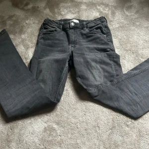 Jeans - Snygga jeans som inte kommer till användning av längre! Inga defekter 💕
