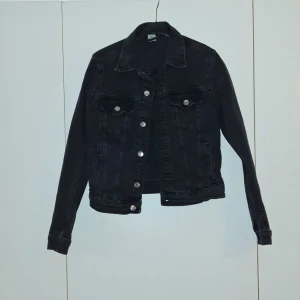 Svart jeansjacka i urtvättad färg - Svart Jeansjacka Storlek 38