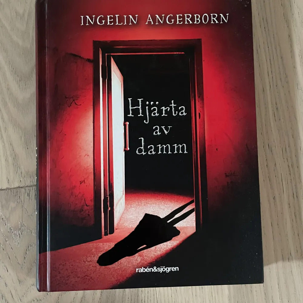 ”hjärta av damm” skriven av ingelin angerborn. en rysare i fint skick! . Böcker.