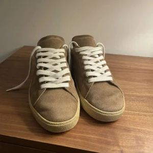 Saint laurent - 🟢säljer dessa grymt feta ysl 06 i bra skick. storlek 40 men passar även 41, extrasnören följer med. Vid minsta fundering är det bara att höra av sig🤝