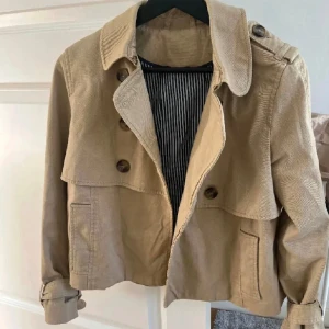 Kort trenchcoat  - Jättefin trenchcoat i beige perfekt till hösten. Skriv för fler bilder på. 🫶