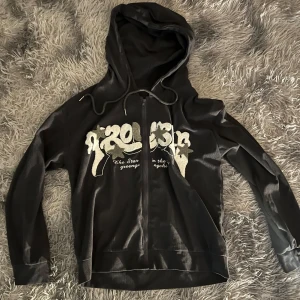 Mörkgrå kofta - Väldigt speciell material som är skön och fina detaljer. Storleken är M men sitter som S. Skriv för mer info