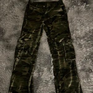 Militär jeans - Väldigt snygga, köpte för 250 och den är helt slutsåld. Storleken är Xs och den sitter low waisted. Coola fickor vid kanten . Skriv för mer info!! 