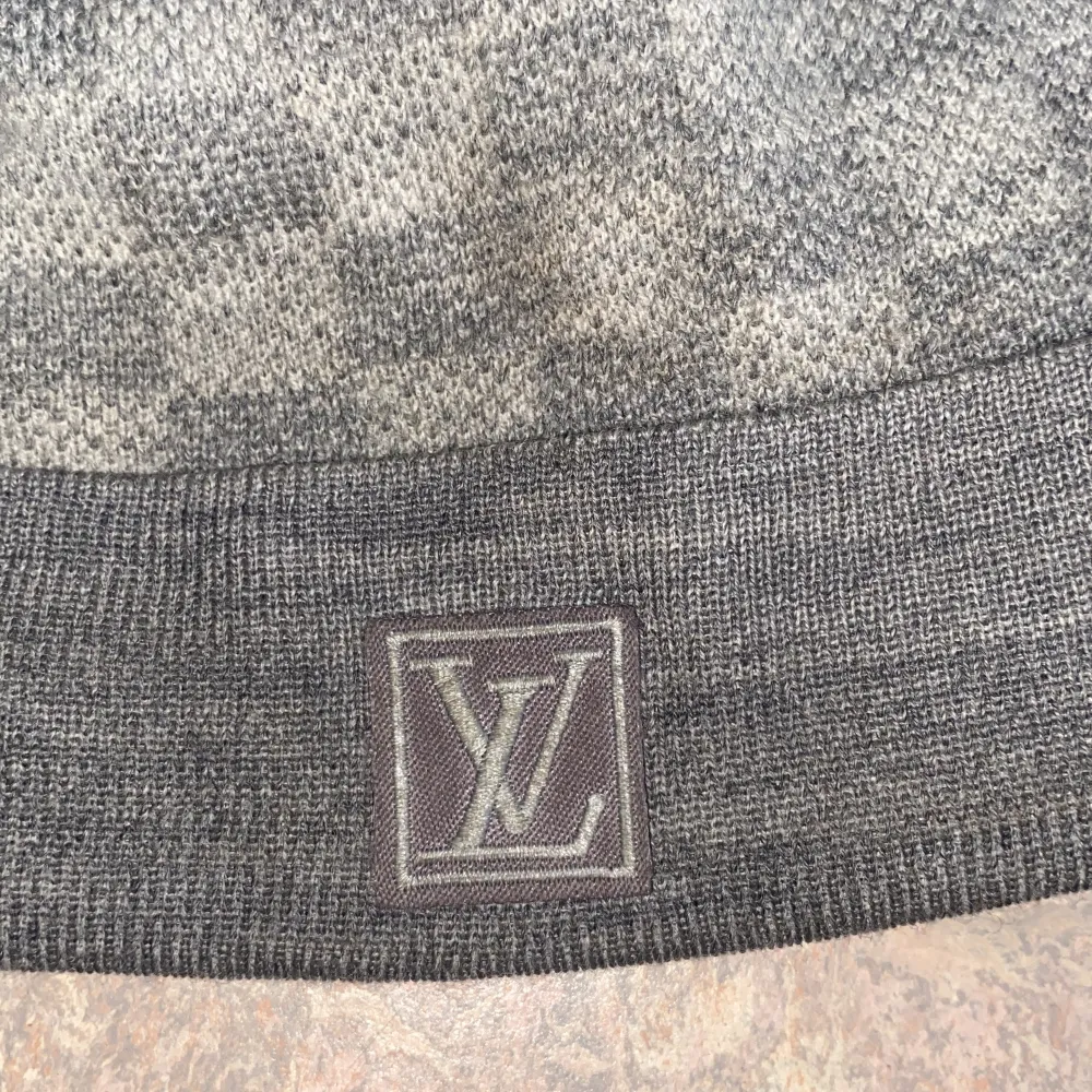 Hej säljer min äkta Louis Vuitton mössa då jag inte har någon användning av den lappen där inne är bortagen priset kan diskuteras . Accessoarer.