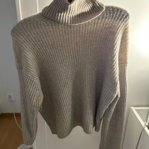 Stickad tröja  - Jätte mysig stickad tröja perfekt till hösten vintern, xs men passar S/M