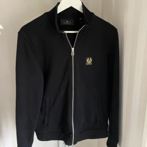 Belstaff tröja  - Snygg zip tröja, väldigt bra skick, använd fåtal gånger, passar S Nypris 2000kr  