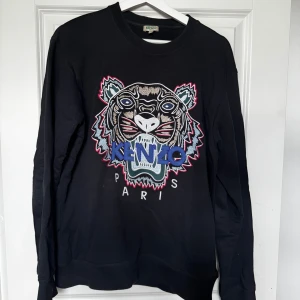 Kenzo sweatshirt storlek M - Jättefint skick! Väldigt sparsamt använd